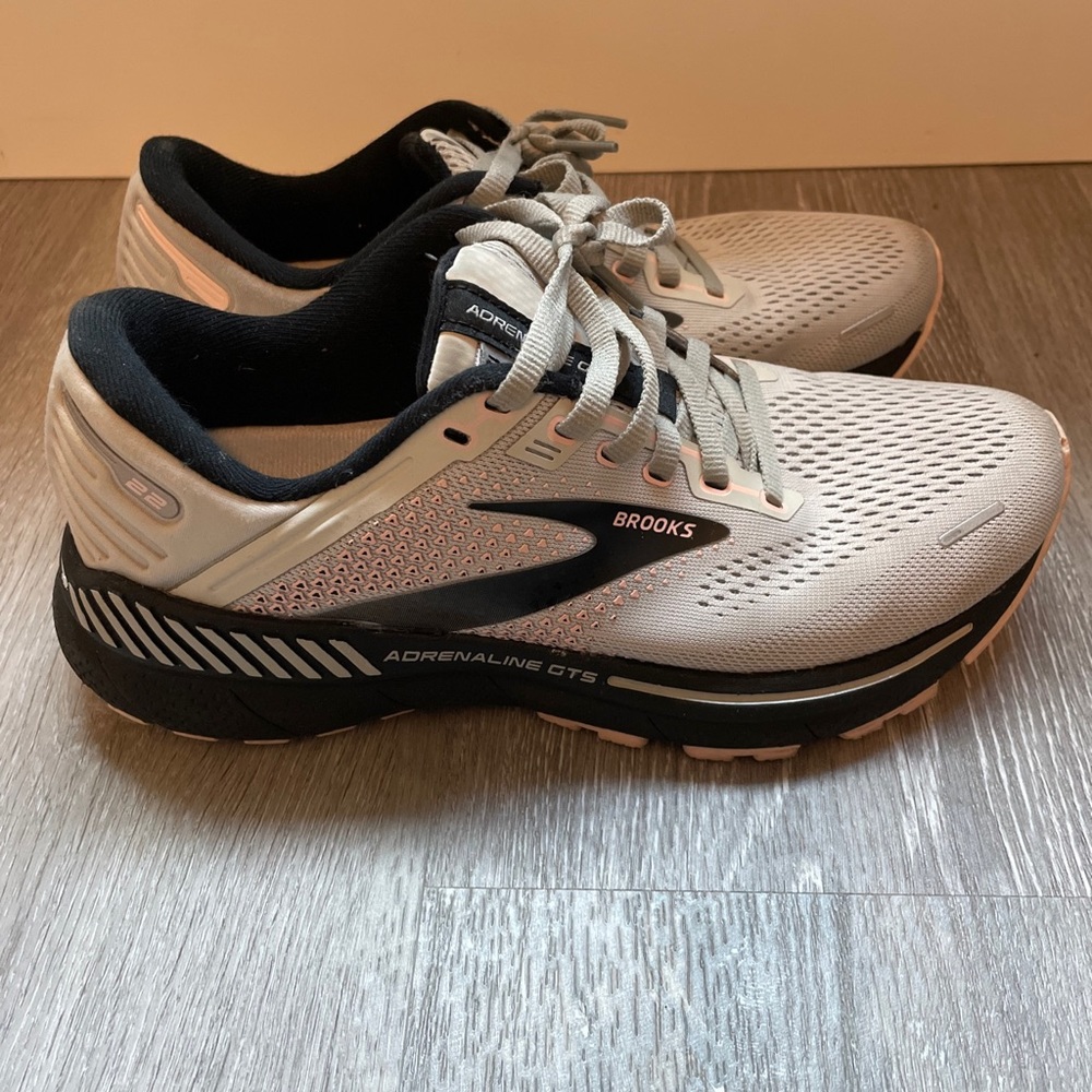 Brooks Womens Adrenaline GTS 22   Running Shoes Sneakers Size 7.5